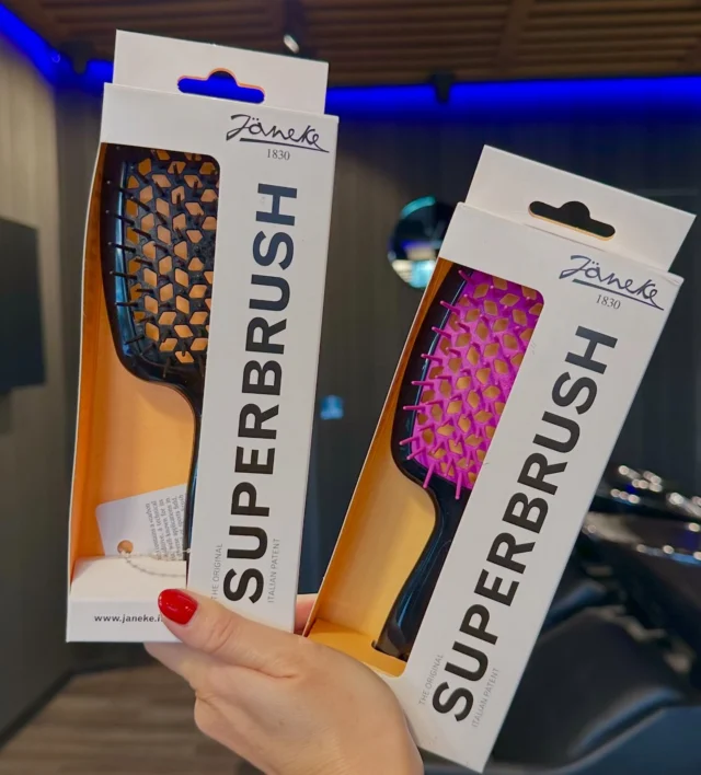 Dlaczego Superbrush od&nbsp;Janeke jest idealna do&nbsp;każdego typu włosów ? 🤩 💯

Janeke to&nbsp;jedna z&nbsp;najstarszych włoskich firm, powstała w&nbsp;1830 roku. Światowy lider w&nbsp;produkcji szczotek do&nbsp;włosów, grzebieni i&nbsp;fryzjerskich akcesoriów.🔝

Model Superbrush to&nbsp;światowy bestseller. 🔥

Ta pneumatyczna szczotka to&nbsp;rewolucja na&nbsp;rynku fryzjerskim 👍

- perfekcyjnie rozczesuje włosy, bez&nbsp;ciągnięcia i&nbsp;wyrywania
- włosy nie&nbsp;elektryzują się po&nbsp;czesaniu
- równomiernie rozprowadza ciepłe powietrze przy suszeniu
- nie&nbsp;nagrzewa się od&nbsp;suszarki
- posiada elastyczne ząbki i&nbsp;pneumatyczną podstawę
- masuje skórę głowy
- świetnie podnosi włosy u&nbsp;nasady przy suszeniu
- idealna do&nbsp;przeczesywania fal i&nbsp;loków
- rewelacyjna do&nbsp;rozprowadzania odżywek i&nbsp;masek na&nbsp;mokrych włosach
- łatwa w&nbsp;utrzymaniu w&nbsp;czystości