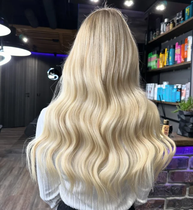 Przedłużanie włosów metodą Bio Taśmy wraz z&nbsp;usługą koloryzacji Blond Baleyage na&nbsp;włosach klientki 🤩

110 gramów włosów - mix 2 odcieni

Klientka zdecydowała się na&nbsp;zmianę metody przedłużania włosów. Włosy przedłużone u&nbsp;innej stylistki metodą keratynową zostały ściągnięte (3 ostatnie zdjęcia). Następnie została wykonana koloryzacja Blond Baleyage na&nbsp;włosach klientki oraz&nbsp;przedłużenie włosów metodą Bio Taśmy 👍 Całość usługi została wykonana podczas jednej wizyty w&nbsp;naszym salonie 👌😉

#przedłużaniewłosów #przedłużanewłosy #biotaśmy #biotape #pięknewłosy #dlugiewlosy #salonfryzjerski #poznań #fryzjerpoznan #blondwłosy #baleyage