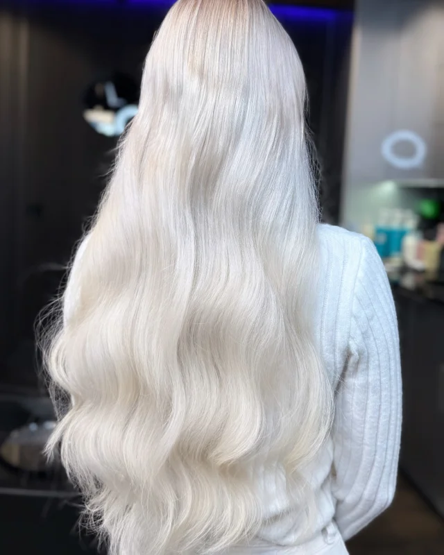 ✨ Spektakularna metamorfoza! ✨

Długie, gęste i&nbsp;pełne blasku włosy – oto efekt przedłużania metodą Bio Taśm ! 🤩
110 gramów włosów o&nbsp;długości 65 cm&nbsp;🥰

U Klientki wykonana została również koloryzacja włosów naturalnych. Klientka jest zachwycona nie&nbsp;tylko&nbsp;wyglądem, ale&nbsp;także komfortem noszenia.Bio Taśmy są lekkie, niewidoczne i&nbsp;nie&nbsp;obciążają naturalnych włosów, dzięki czemu można cieszyć się piękną fryzurą bez&nbsp;kompromisów! 💫

Marzysz o&nbsp;takiej zmianie? Napisz do&nbsp;nas ! 💌

Na drugim zdjęciu włosy przedłużone w&nbsp;innym znanym salonie w&nbsp;Poznaniu 😐

#przedluzaniewlosow #przedłużaniewłosów #biotaśmy #biotaśma #biotape #zagęszczeniewłosów #salonfryzjerski #poznań #salonfryzjerskipoznan #blondwłosy #whitehair