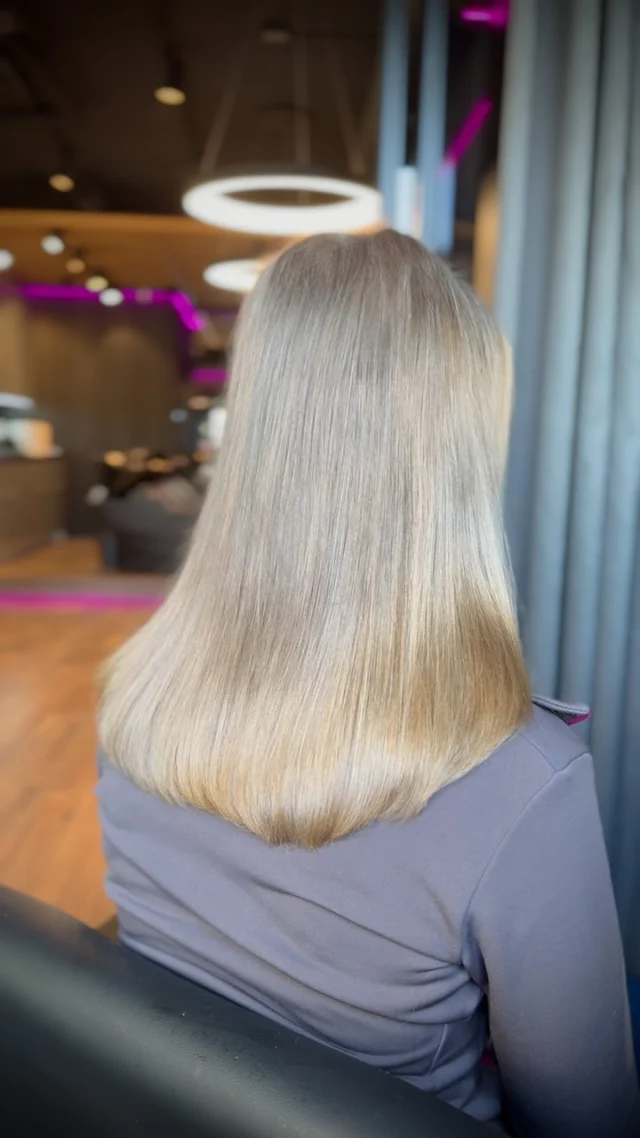 Bio Taśmy + dziewicze dzięciece włosy = perfekcyjna naturalność! 🤩 

Efekt? Idealnie płynne przejście, zero widocznych łączeń i&nbsp;włosy, które wyglądają jak własne 👌☺️

Przedłużanie włosów to&nbsp;nie&nbsp;tylko&nbsp;dodanie centymetrów – to&nbsp;sztuka subtelnej korekty i&nbsp;idealnego dopasowania👌

Włosy dziewicze dzięciece charakteryzują się najwyzszą jakością. Ich struktura jest lekka, miękka i&nbsp;delikatna – idealnie stapia się z&nbsp;naturalnymi pasmami, dzięki czemu włosy wyglądają maksymalnie naturalnie. 

Dzięki Bio Taśmom włosy pozostają zdrowe i&nbsp;swobodnie rosną pod&nbsp;taśmami, bez&nbsp;obciążania i&nbsp;uszkadzania naturalnych pasm. To&nbsp;najbezpieczniejsza metoda przedłużania, zapewniająca maksymalny komfort i&nbsp;naturalny efekt. 👏🔥
 
#biotaśmy #biotape #poznań #przedłużaniewłosów #salonfryzjerski #przedłużanewłosy #biotaśma #dziewiczewlosy #wlosydziewiczenatasmie