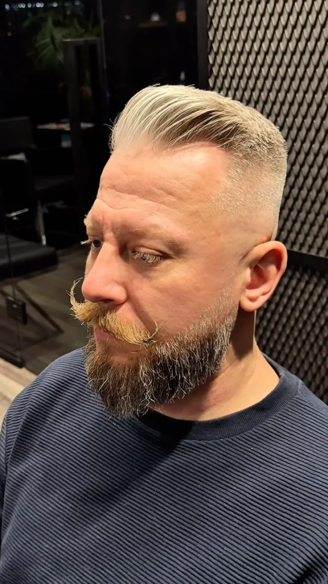 Klasyka z&nbsp;charakterem 👌
Precyzyjne cięcie, wyrazisty fade i&nbsp;stylizowany wąs – barbering na&nbsp;najwyższym poziomie 💈
Detale robią robotę 👍

#barber #barberpoznań #salonfryzjerskipoznań #fryzjermęski #fryzjerpoznań #barbershop #barberstyle #fadehaircut #menshaircut #strzyżeniemęskie #klasycznęcięcie #barberpolska #męskafryzura #poznańbarber #barbershoppoznań #haircuttransformation #moderngentleman