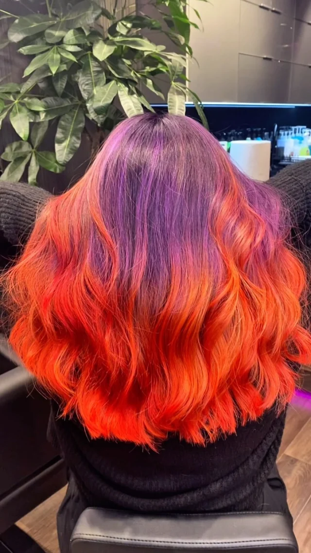 Autorska koloryzacja naszej nowej stylistki – Darii 🤩👌

Połączenie głębokiego fioletu z&nbsp;intensywnym, ognistym odcieniem rudo-pomarańczowym to&nbsp;propozycja dla osób, które kochają wyrazisty kolor i&nbsp;odważne stylizacje🔥

Koloryzacja została wykonana farbami Goldwell Elumen – to&nbsp;profesjonalna formuła, która&nbsp;nie&nbsp;tylko&nbsp;zapewnia wyjątkowo nasycony i&nbsp;trwały kolor, ale&nbsp;jednocześnie pielęgnuje włosy. Bez&nbsp;amoniaku i&nbsp;utleniaczy, a&nbsp;z&nbsp;maksymalnym efektem blasku i&nbsp;intensywności.

Jeśli marzysz o&nbsp;wyjątkowym kolorze – Daria z&nbsp;przyjemnością stworzy koloryzację dopasowaną do&nbsp;Ciebie.

#goldwellelumen #elumenhaircolor #koloryzacjaelumen #creativecolor #hairtransformation #fioletowewlosy #rudeombre #ognistycolor #fryzjerpoznan #elumengoldwell