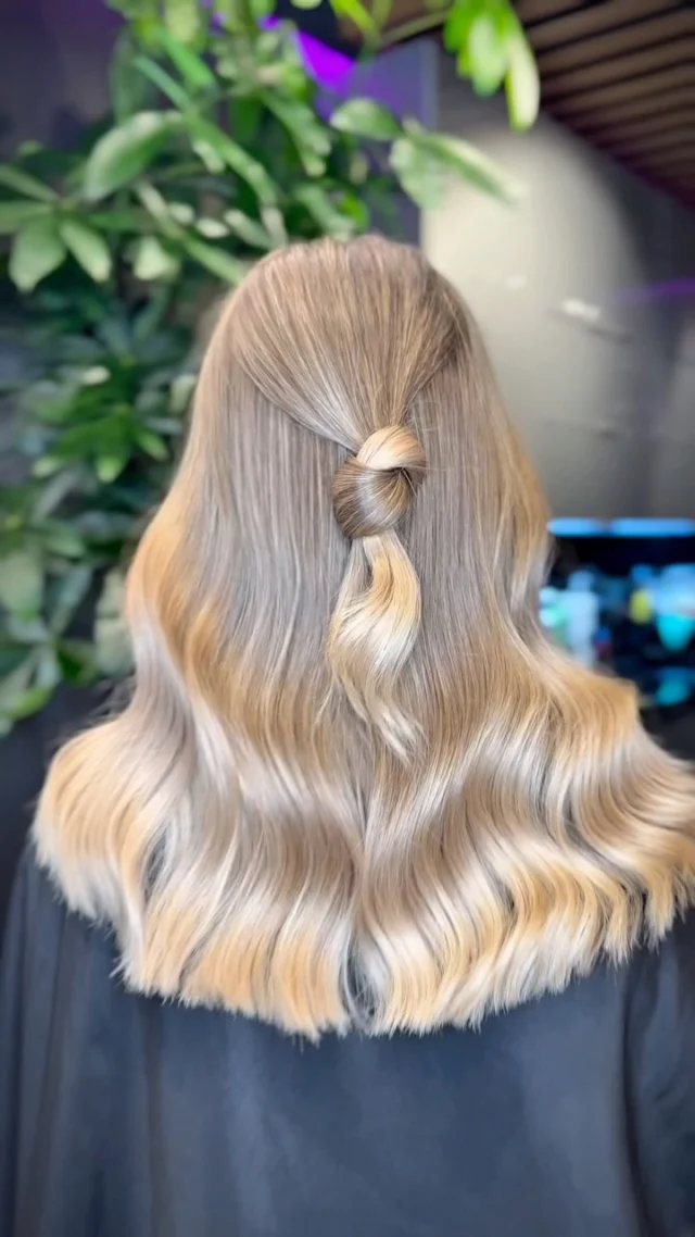 Efekt pracy stylistki Darii 🤩
Koloryzacja w&nbsp;technice HandTouch, która&nbsp;daje naturalne, miękkie przejścia i&nbsp;rozświetlenia 💯👌

HandTouch to&nbsp;idealna technika dla Pań, które marzą o:
– subtelnej, ale&nbsp;wyrazistej koloryzacji
– miękkim przejściu od&nbsp;odrostu
– efekcie „sun-kissed” w&nbsp;luksusowym wydaniu 

#handtouch #koloryzacjablond #blondpoznań #fryzjerpoznan #koloryzacjapoznań #fryzjerkobiecypoznań #blondhair #salonfryzjerskipoznań #fryzjerpoznanblond #naturalnyblond #handtouchblond #hairinspo #rozswietleniawlosow #blondynka #fryzurypoznań #wlosypoznan #poznańfryzjer #koloryzacjawlosow