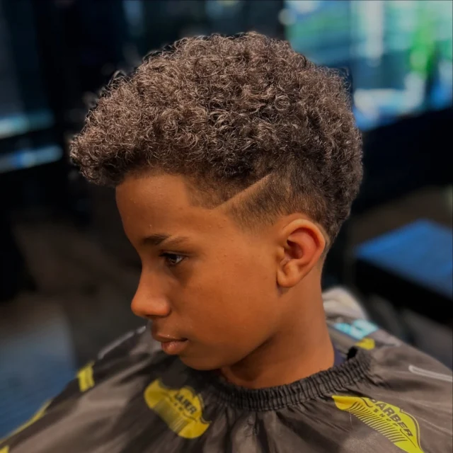 Przyszedł do&nbsp;nas młody chłopak z&nbsp;lokami, które żyły własnym życiem 😉
Afro-loki to&nbsp;jedne z&nbsp;najtrudniejszych włosów do&nbsp;ogarnięcia.
Trudna struktura, ogrom objętości, nieregularny skręt. Wyzwanie? Tak, ale&nbsp;nie&nbsp;dla Barbera Krzysia 💈
Tylko najlepsi ogarniają takie włosy👌

Barber Krzysiu zadbał o&nbsp;precyzyjny fade i&nbsp;nowy kształt, który&nbsp;podkreśla skręt 🔥

#afroloki #afrohair #fadecut #curlyfade #barberstyle #barberlife #barberpolska #strzyżenieafro #fryzjerpoznan #barberpoznan #salonfryzjerskipoznan #metamorfozawłosów #cięciewłosów #loczki #fadezklasą #fryzuradlachłopaka #mlodystyl #stylzcharakterem