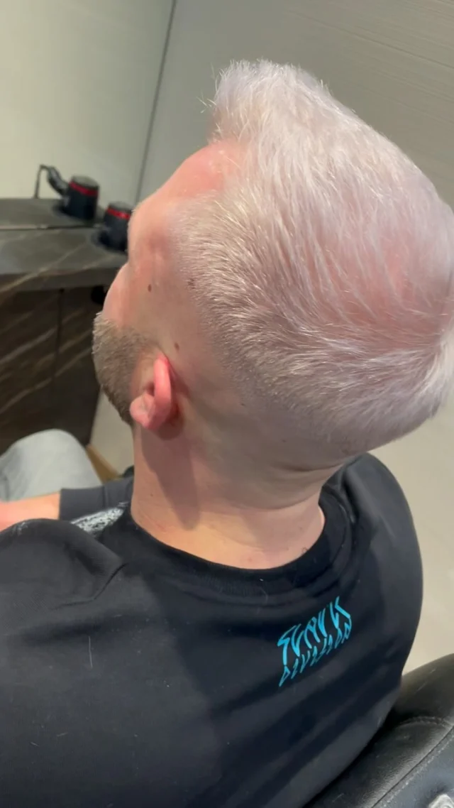 Stylistka Gosia 👌🤩

 #barberpoznan #barber #fryzjerpoznan #salonfryzjerski #dekoloryzacja #meskiefryzury