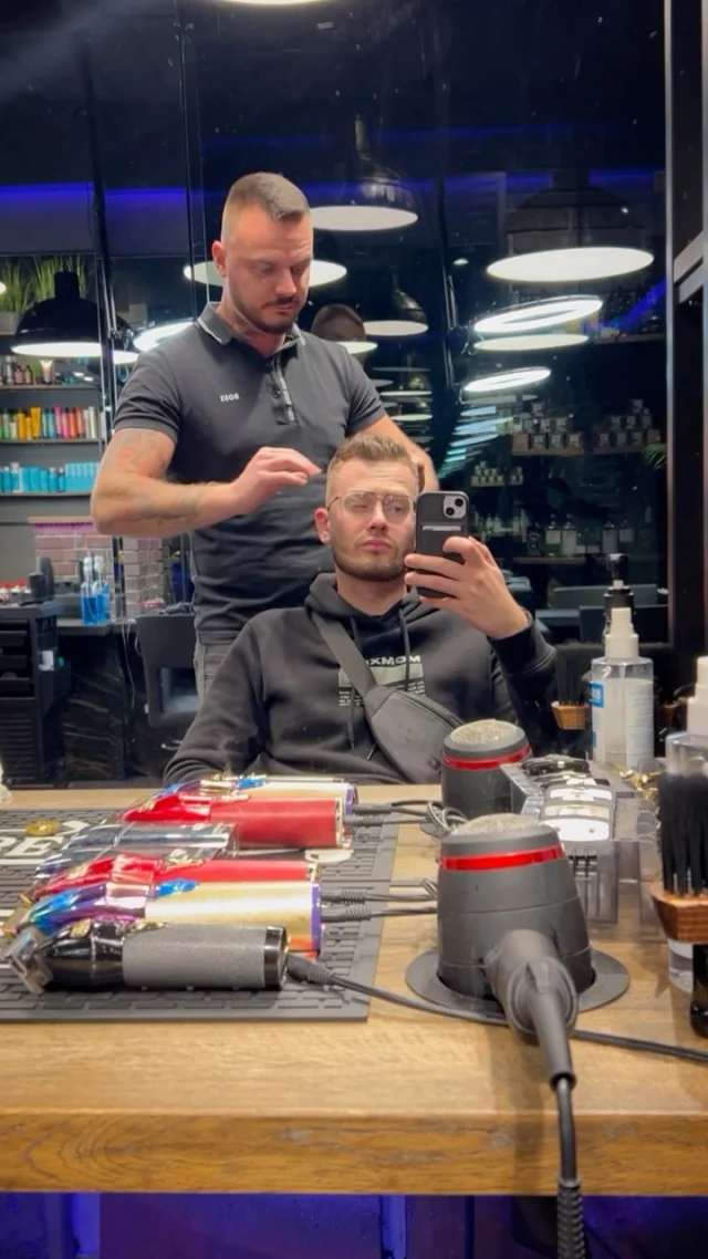 Barber Krzysiu 💈👍 #barberpoznan #barberpiatkowo #salonfryzjerski #salonfryzjerskipoznan #barberstylist #strzyzeniemeskie