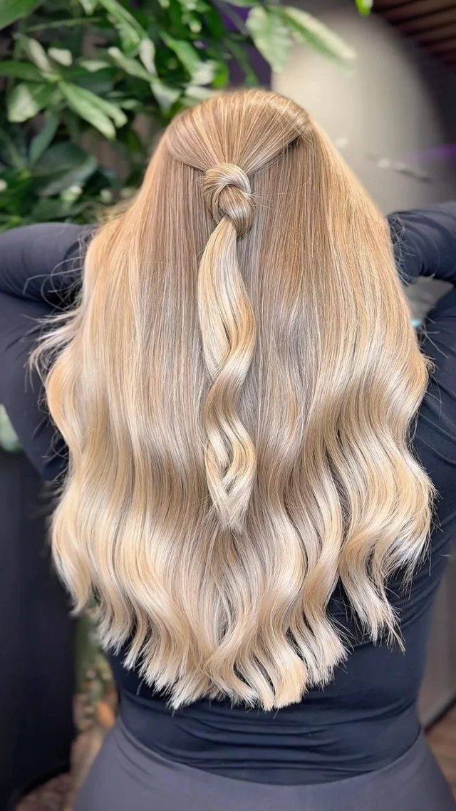 Koloryzacja HandTouch w&nbsp;wykonaniu naszej stylistki Darii 😁
Naturalna głębia, miękkie przejścia i&nbsp;blask, który&nbsp;przyciąga spojrzenia 🤩
Idealna propozycja dla fanek eleganckich blondów👌

#handtouch #koloryzacjablond #blondpoznań #fryzjerpoznan #koloryzacjapoznań #fryzjerkobiecypoznań #blondhair #salonfryzjerskipoznań #fryzjerpoznanblond #naturalnyblond #handtouchblond #hairinspo #rozswietleniawlosow #blondynka #fryzurypoznań #wlosypoznan #poznańfryzjer #koloryzacjawlosow