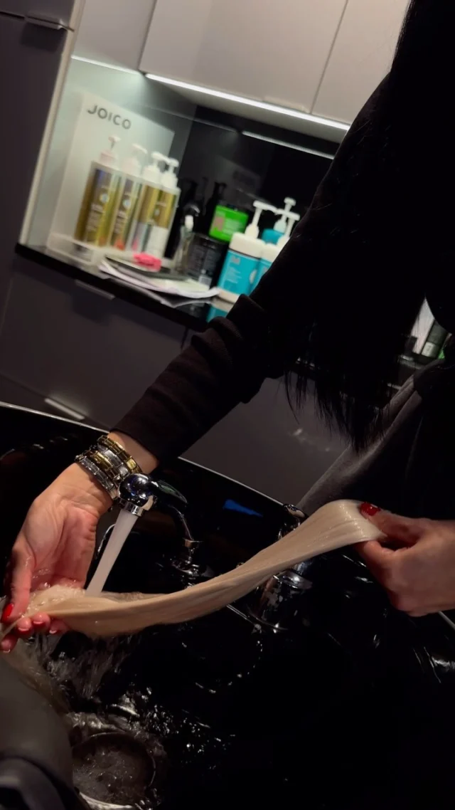 Jednym z&nbsp;wielu aspektów profesjonalnego przedłużania włosów, jest dobór włosów przedłużanych pod&nbsp;kątem ich struktury. Włosy przedłużane powinny być dopasowane strukturą jak najbardziej zbliżoną do&nbsp;naturalnych włosów klientki 👍

Bardzo często słyszy się o&nbsp;sytuacji, że włosy po&nbsp;przedłużeniu i&nbsp;wyjściu z&nbsp;salonu były piękne, gładkie i&nbsp;lejące. A&nbsp;już po&nbsp;pierwszym umyciu w&nbsp;domu, na&nbsp;głowie pojawiało się „siano” i&nbsp;puszące włosy ❌

Pracujemy na&nbsp;włosach wysokiej jakości, nie&nbsp;pokrytych sylikonem, ciętych z&nbsp;jednej głowy. Każda kitka jest dokładnie umyta i&nbsp;schnie samoczynnie przez&nbsp;około 48 h. Dzięki temu struktura włosów i&nbsp;ich jakość, którą widzicie w&nbsp;naszym salonie na&nbsp;konsultacji, będzie taka sama gdy&nbsp;umyjecie swoje przedłużone włosy w&nbsp;domu. Wybierając nasze włosy, możecie być tego pewne 👌😉