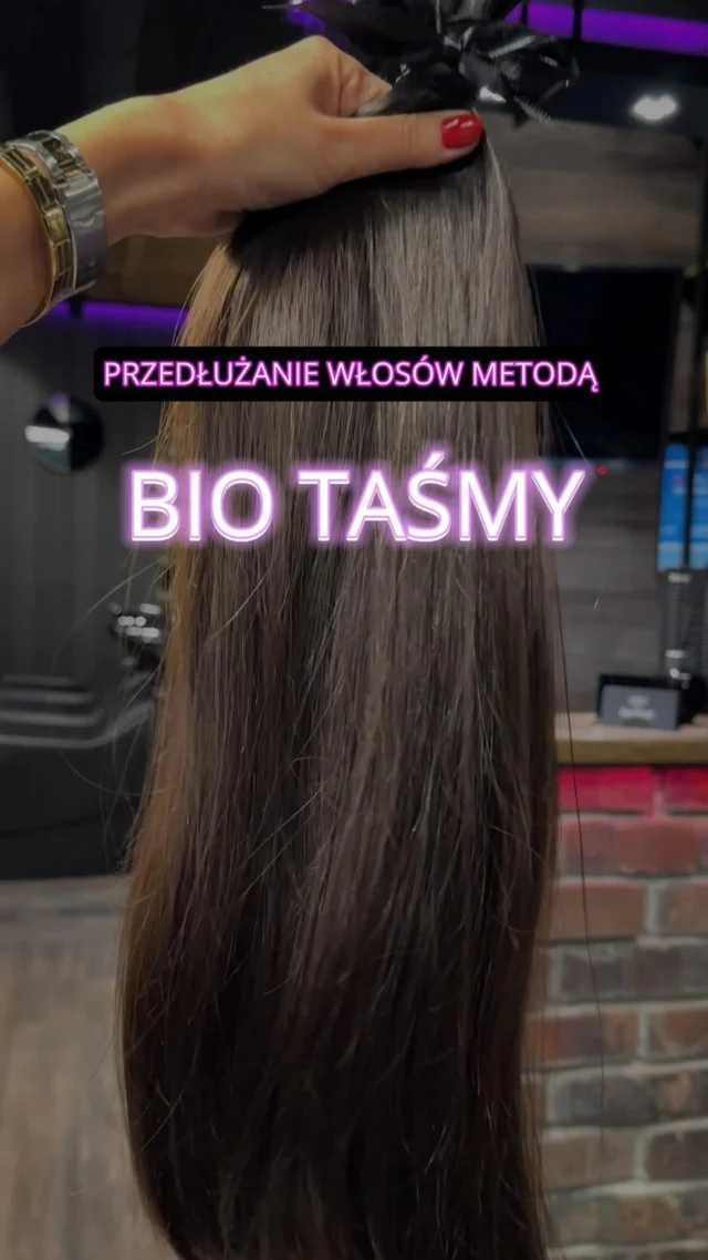 BIO TAŚMY 🤩🥇
Innowacyjna i&nbsp;rewolucyjna metoda przedłużania włosów! 🔝

Bio Taśmy są&nbsp;cieniutke i&nbsp;elastyczne, a&nbsp;co&nbsp;najważniejsze praktycznie niewidoczne. 

Wykonywane są&nbsp;na&nbsp;wymiar, indywidualnie dla każdej klientki ❤️

Przedłużanie włosów jeszcze nigdy nie&nbsp;było tak&nbsp;bezpieczne i&nbsp;wygodne 👌

ZALETY ✨
▫️bezpieczeństwo włosów na&nbsp;1 miejscu 👌
▫️idealne do&nbsp;cienkich włosów - nie&nbsp;obciążają 
▫️bardzo szybkie przedłużanie w&nbsp;ciagu 1 godziny ⏰
▫️korekta trwa 1,5 godziny ( wraz z&nbsp;umyciem włosów) 🔥
▫️dyskretne i&nbsp;nieodczuwalne na&nbsp;głowie 😍
▫️włosy podczas korekty nie&nbsp;skracają się oraz&nbsp;nie&nbsp;tracą gęstości
▫️brak efektu rozpasemkowania, włosy się nie&nbsp;strączkują
▫️oszczędzasz czas i&nbsp;pieniądze ⌚️💸