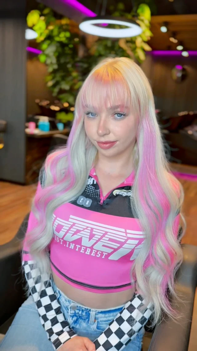 Przedłużenie włosów metodą Bio Taśmy w&nbsp;połączeniu z&nbsp;koloryzacją Total Blond i&nbsp;precyzyjnym tonowaniem oraz&nbsp;pastelowym akcentem koloryzacji Elumen —&nbsp;wszystko w&nbsp;harmonii z&nbsp;urodą naszej klientki 💗

Indywidualny projekt, dopracowany w&nbsp;każdym detalu: od&nbsp;rozświetlenia koloru po&nbsp;romantyczne różowe pasma, które idealnie dopełniają styl naszej klientki 🤩

W Diamond Hair Design Studio realizujemy autorskie metamorfozy i&nbsp;spełniamy Wasze włosowe marzenia✨
 
Metamorfozę wykonały stylistki: Kinga i&nbsp;Asia 🙂

#metamorfozawłosów #przedłużaniewłosów #biotaśmy #koloryzacjablond #barbiegirlhair #elumenpink #koloryzacjaelumen #matrix #redken #totalblonde #tonowanieblond #salonfryzjerskipiątkowo #fryzjerpiątkowo #salonpoznan #barbiemetamorfoza #włosyjakbarbie #przedłużaniewłosówpoznan #fryzjerpoznan #fryzjerkobietypoznań #włosyblond #różowewłosy #blondzróżem #metamorfozazcharakterem #koloryzacjapersonalizowana