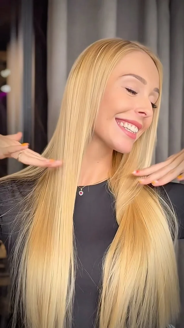 Czy można mieć zagęszczone włosy i&nbsp;w&nbsp;ogóle ich nie&nbsp;czuć? Z&nbsp;naszą piękną i&nbsp;przesympatyczną klientką udowadniamy, że&nbsp;tak! 😄

Klientka przyszła na&nbsp;konsultację z&nbsp;konkretnym planem:
✔️ delikatne i&nbsp;niewidoczne zagęszczenie
✔️ tylko&nbsp;1 taśma
✔️ pełen komfort – nic nie&nbsp;może uwierać
✔️ włosy z&nbsp;naturalnym przejściem kolorystycznym – ciemniejsze przy nasadzie, jaśniejsze na&nbsp;końcach, by&nbsp;zachować maksymalną naturalność

Efekt finalny? Jedna dłuższa Bio Taśma i&nbsp;55 g włosów w&nbsp;długości 65 cm&nbsp;– dokładnie tyle wystarczyło, by&nbsp;spełnić oczekiwania naszej klientki ☺️👌

W naszym salonie nie&nbsp;ma&nbsp;gotowych rozwiązań – każda z&nbsp;Was zasługuje na&nbsp;indywidualne podejście i&nbsp;efekt dopasowany do&nbsp;siebie 🥰

#biotaśmy #biotaśma #biotape #przedluzaniewlosow #zagęszczaniewłosów #salonfryzjerski #poznańfryzjer #fryzjerpoznan