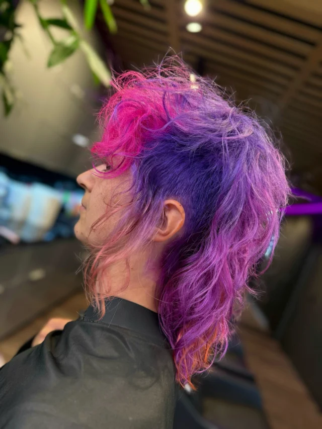 Metamorfoza w&nbsp;wykonaniu Mateusza to&nbsp;połączenie odwagi i&nbsp;kreatywnej wizji👌🤩

Intensywne odcienie fuksji i&nbsp;fioletu ożywiły fryzurę, nadając jej artystyczny charakter.

Efekt został uzyskany dzięki koloryzacji Goldwell Ellumen – technologii, która&nbsp;łączy głębię pigmentów z&nbsp;ochroną struktury włosa. 

#goldwellelumen #elumenhaircolor #koloryzacjaelumen #creativecolor #hairtransformation #fioletowewlosy #rudeombre #ognistycolor #fryzjerpoznan #elumengoldwell