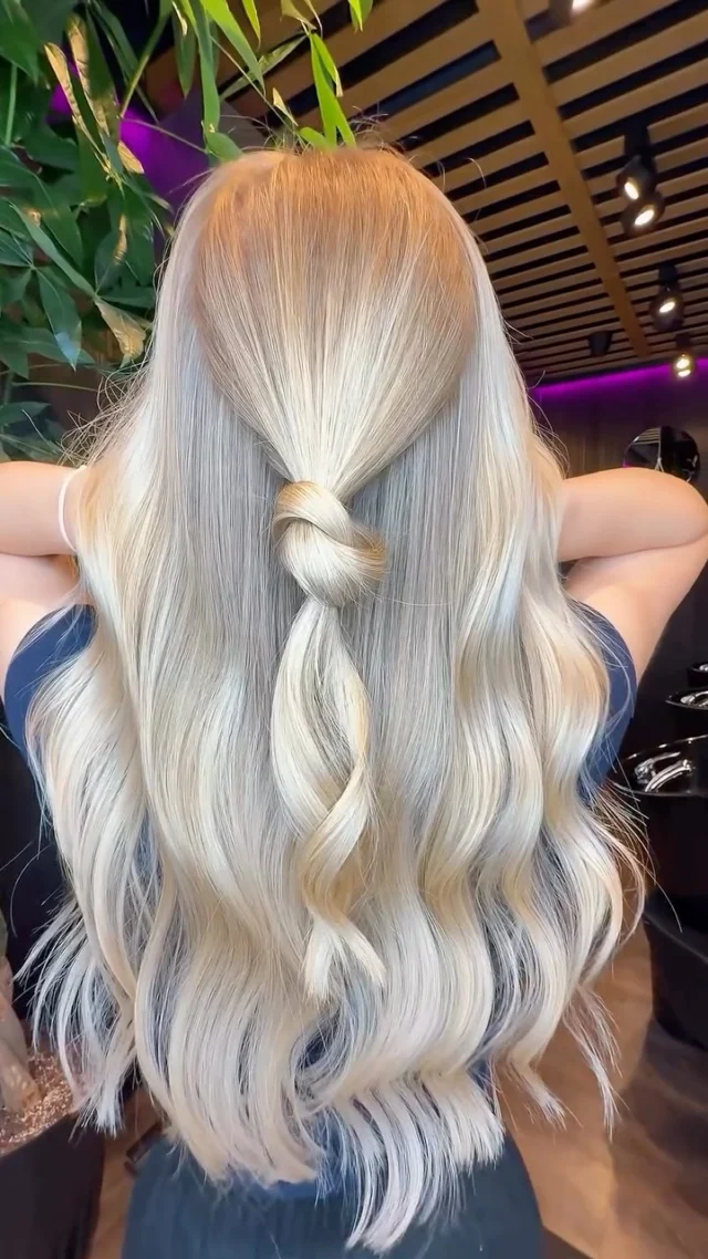 Metamorfoza włosów wykonana techniką HandTouch 🤩

Subtelne, świetliste przejścia nadają fryzurze lekkości i&nbsp;naturalnego blasku. 

Stylistka Daria zadbała o&nbsp;perfekcyjne rozświetlenie, dzięki czemu włosy prezentują się świeżo, elegancko i&nbsp;pełne życia ✨👌

#salonfryzjerski #handtouch #airtouch #baleyage #blondwłosy