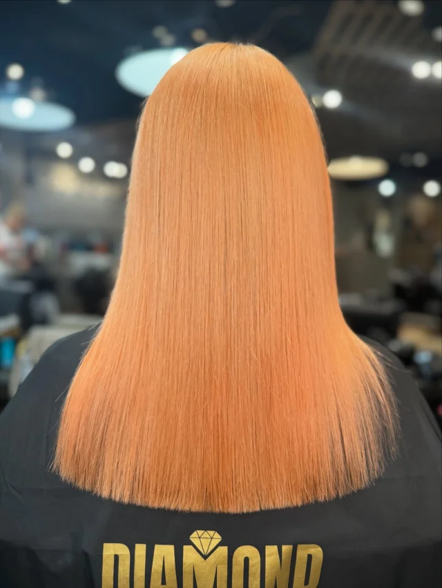 Metamorfoza wykonana przez&nbsp;stylistkę Sandrę ✨
Z jasnego blondu do&nbsp;wyrazistego odcienia miedzi 🧡
Efekt to&nbsp;intensywny, głęboki kolor, który&nbsp;dodaje charakteru i&nbsp;blasku. Idealna zmiana dla osób, które chcą podkreślić swoją urodę odważnym, ale&nbsp;eleganckim tonem.

#metamorfoza #koloryzacjawlosow #miedzianewlosy #wlosy #salonfryzjerski #poznan #piatkowo #haircolor #copperhair #fryzjerpoznań