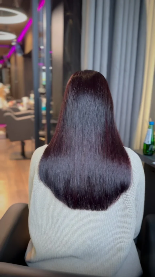 Metamorfoza w&nbsp;odcieniu Cherry Cola 🍒

Przedłużenie włosów metodą Bio Taśmy – ultralekka technika, która&nbsp;nie&nbsp;obciąża włosów naturalnych ✨

Włosy dziewicze – 70 gramów, poddane indywidualnej koloryzacji, by&nbsp;uzyskać idealny chłodny, wiśniowo-brązowy ton 🤩

#biotape #biotaśmy #salonfryzjerski #przedłużaniewłosów #biotaśma #cherrycola #koloryzacjawłosów #metamorfozawłosów