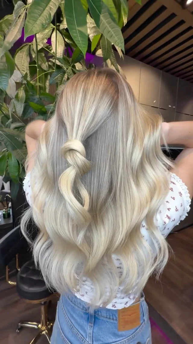 Technika AirTouch, w&nbsp;wykonaniu stylistki Darii, pozwoliła uzyskać idealnie płynne przejścia i&nbsp;zachować naturalną lekkość włosów 🤩 

Efekt – świetlista, wielowymiarowa koloryzacja o&nbsp;luksusowym wykończeniu 💫

#airtouch #koloryzacjablond #blondpoznań #fryzjerpoznan #koloryzacjapoznań #fryzjerkobiecypoznań #blondhair #salonfryzjerskipoznań #fryzjerpoznanblond #naturalnyblond #airtouchblond #hairinspo #rozswietleniewlosow #blondynka #fryzurypoznań #wlosypoznan #poznańfryzjer #koloryzacjawlosow