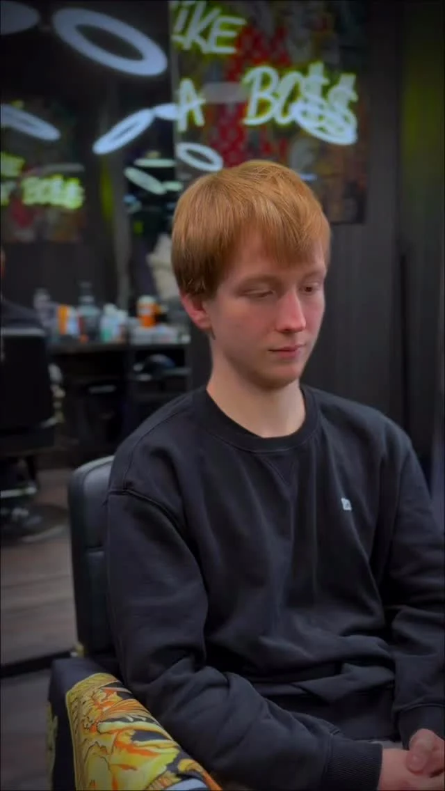 Organiczna trwała ondulacja męska 👍🔥
Z prostych, opadających włosów stworzyliśmy pełną objętości, lekko kręconą fryzurę, która&nbsp;od&nbsp;razu dodała charakteru i&nbsp;świeżości.

Ondulacja nadała naturalny skręt, uniosła włosy u&nbsp;nasady i&nbsp;sprawiła, że&nbsp;cała stylizacja wygląda lekko, nowocześnie i&nbsp;bardzo męsko.
Idealna opcja dla osób, które chcą:

💥 dodać objętości
💥 uzyskać miękkie, naturalne fale
💥 odświeżyć look bez&nbsp;radykalnego cięcia

Efekt? Mega! 😎💯
Jak Wam się podoba taka przemiana? 

#trwała #trwałaondulacja #ondulacjamęska #ondulacjawłosów #trwałamęska #fryzjerpoznan #fryzjerpoznań #barbershop #barberpoznań