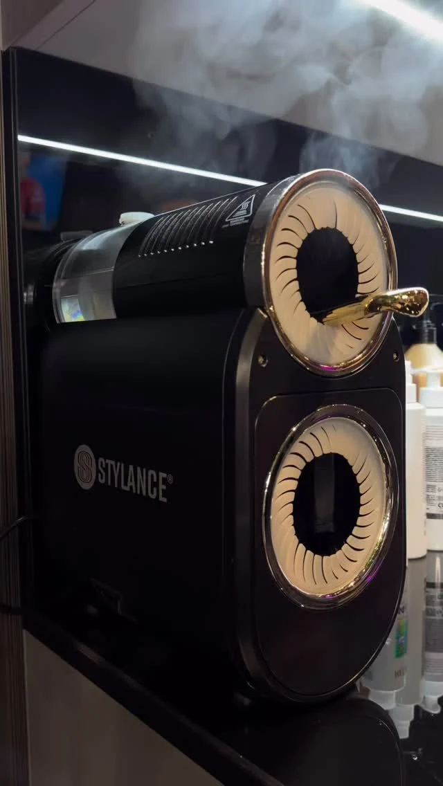 Tego klientki nie&nbsp;widzą, ale&nbsp;to&nbsp;u&nbsp;nas oczywiste.

Higiena narzędzi to&nbsp;nie&nbsp;dodatek.
To podstawa profesjonalnej pracy.

Dezynfekcja szczotek parą to&nbsp;bezpieczeństwo skóry głowy. 

To nasz standard 🔝👍

#fryzjerpoznan #salonfryzjerski #salonfryzjerskipoznan #barberpoznan #poznań