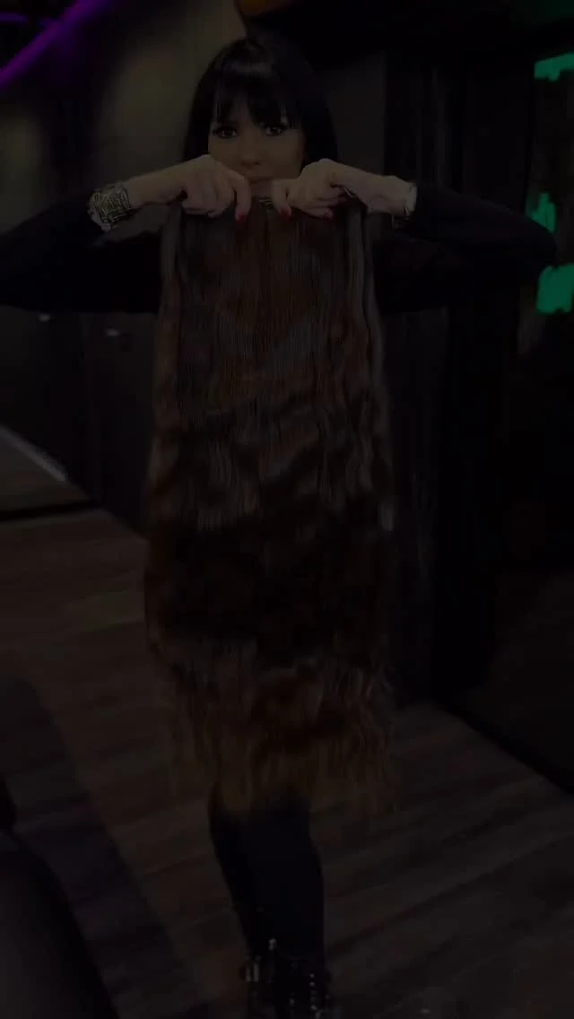 Włosy i&nbsp;uśmiech są&nbsp;najpiękniejszą ozdobą kobiety ❤️

A kiedy włosy mają 85 cm&nbsp;długości i&nbsp;230 g objętości… robią spektakularne wrażenie 🤩🔥

Elegancki brąz, perfekcyjne dopasowanie i&nbsp;lekka fala, która&nbsp;daje efekt luksusu i&nbsp;lekkości jednocześnie.

Włosy, które wyglądają jak Twoje&nbsp;własne – tylko&nbsp;w&nbsp;wersji, o&nbsp;jakiej zawsze marzyłaś 💫

Jeśli marzysz o&nbsp;włosach, które podkreślą Twoją kobiecość – zapraszam na&nbsp;konsultację.
To pierwszy krok do&nbsp;Twojej&nbsp;wymarzonej metamorfozy 😊

#biotaśmy #przedłużaniewłosów #salonfryzjerski