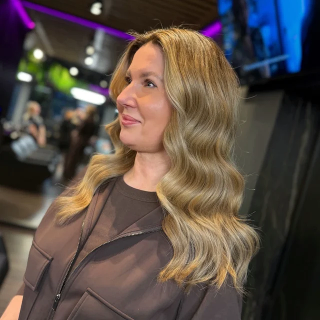 Elegancja, lekkość i&nbsp;naturalny glow ✨

Koloryzacja i&nbsp;stylizacja: stylistka Patrycja 🙂 

#salonfryzjerski #poznań #blondwłosy