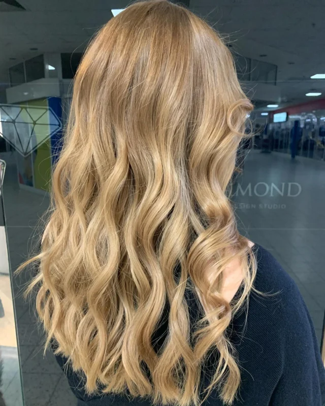 Stylistka Patrycja 😉👍 #włosy #pieknewlosy #fryzjerpoznań #koloryzacjapoznan #koloryzacjawłosów#dlugiewlosy #salonfryzjerski