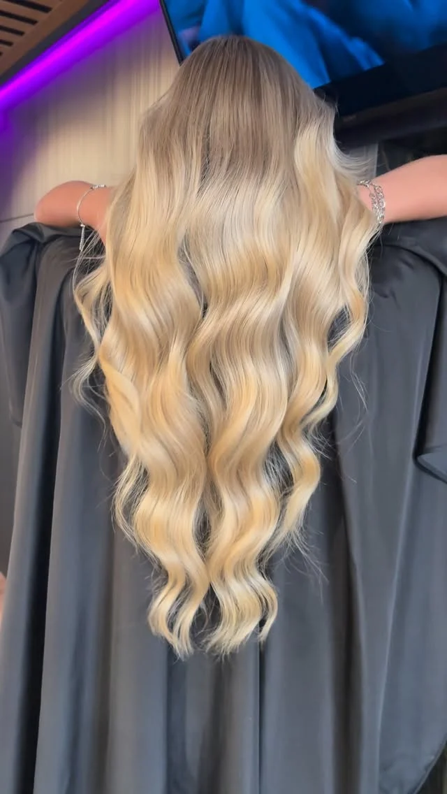 Sun-kissed blonde ☀️

Miękkie przejścia tonalne, wielowymiarowy blond i&nbsp;perfekcyjnie dopracowane refleksy wykonane 
techniką Freehand. 

Koloryzacja, która&nbsp;daje naturalny, luksusowy efekt i&nbsp;pięknie pracuje z&nbsp;każdym ruchem włosów 👌

Metamorfoza w&nbsp;wykonaniu stylistki Darii ✨

#fryzjerpoznan #salonfryzjerski #salonfryzjerskipoznan