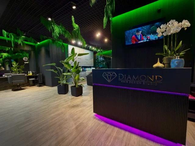 ✂️💈 SALON FRYZJERSKI I BARBERSKI – DIAMOND HAIR DESIGN STUDIO 💎Po 15 latach działalności przy Opieńskiego przenieśliśmy Diamond Hair Design Studio do nowej, wyjątkowej przestrzeni przy ul. Piątkowskiej 163 w Poznaniu.Zrobiliśmy ten krok dla Was — aby zaoferować jeszcze większy komfort, wyższy standard i nowoczesne miejsce stworzone z dbałością o każdy detal. ✨Fryzjerstwo damskie • koloryzacje • barbering📍 Piątkowska 163, Poznań – Winiaryblisko Piątkowa i Winograd📞 +48 513 379 375📲 Rezerwacje online: diamondhairdesignstudio.booksy.com/a/🌐 diamondonline.pl15 lat doświadczenia. Ten sam Diamond. Teraz w jeszcze lepszej odsłonie. 💎