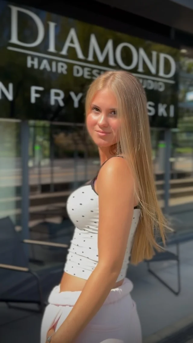💎Blond pełen blasku, lekkości i naturalnego efektu 💎Piękne, długie włosy, subtelny odcień i tafla, która robi wrażenie zarówno w świetle dziennym, jak i we wnętrzu salonu. 🤍Dbamy nie tylko o kolor, ale również o kondycję, miękkość i zdrowy wygląd włosów. Efekt? Lśniący, wielowymiarowy blond i włosy, które przyciągają spojrzenia. 💎Marzysz o podobnym efekcie? Umów konsultację lub wizytę w Diamond Hair Design Studio. ✂️📍 Piątkowska 163, Poznań – Winiaryblisko Piątkowa i Winograd📞 +48 513 379 375📲 Rezerwacje online:diamondhairdesignstudio.booksy.com/a/🌐 diamondonline.pl#FryzjerPoznań #SalonFryzjerskiPoznań #BlondPoznań #KoloryzacjaPoznań #Poznań