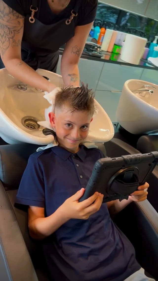 ✂️ Strzyżenie dziecięce bez nudy? U nas to możliwe! 😎📱W Diamond Hair Design Studio dbamy nie tylko o świetną fryzurę, ale też o to, żeby najmłodsi czuli się swobodnie i dobrze bawili podczas wizyty. ❤️Podczas strzyżenia dziecko może wygodnie oglądać swoje ulubione bajki i filmy na tablecie — Netflix i inne platformy 📺🍿 Dzięki temu wizyta mija szybko, spokojnie i w przyjemnej atmosferze.A efekt? Świeża fryzura, uśmiech i kciuk w górę! 👍😄📍 Piątkowska 163, Poznań – Winiaryblisko Piątkowa i Winograd📞 +48 513 379 375📲 Rezerwacje online:diamondhairdesignstudio.booksy.com/a/🌐 diamondonline.plZapraszamy małych klientów razem z rodzicami! 💎✂️#FryzjerPoznań #FryzjerDziecięcyPoznań #WiniaryPoznań #Piątkowo #DiamondHairDesignStudio